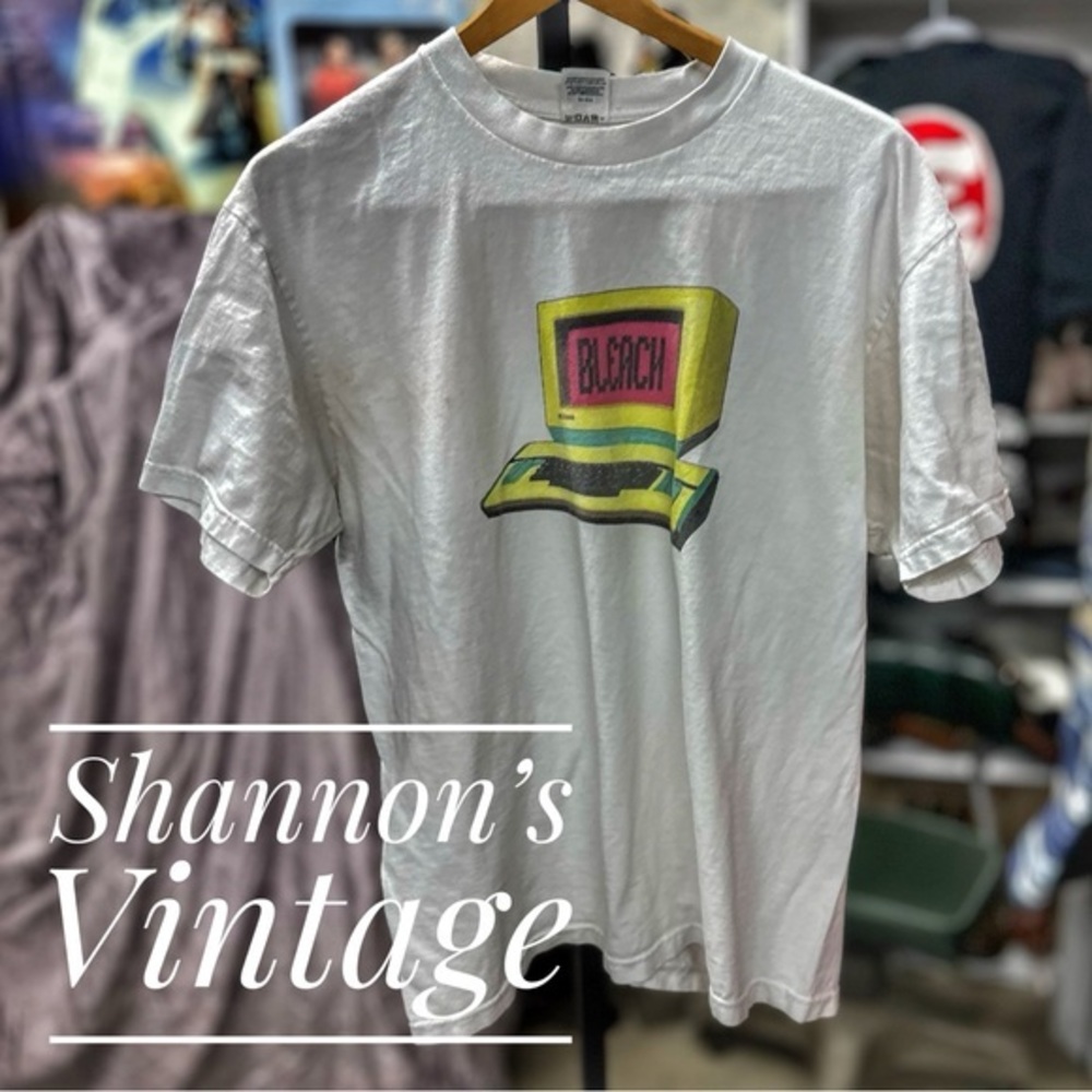 Bleach VNTG Y2K sz XL Graphic Band Shirt A30